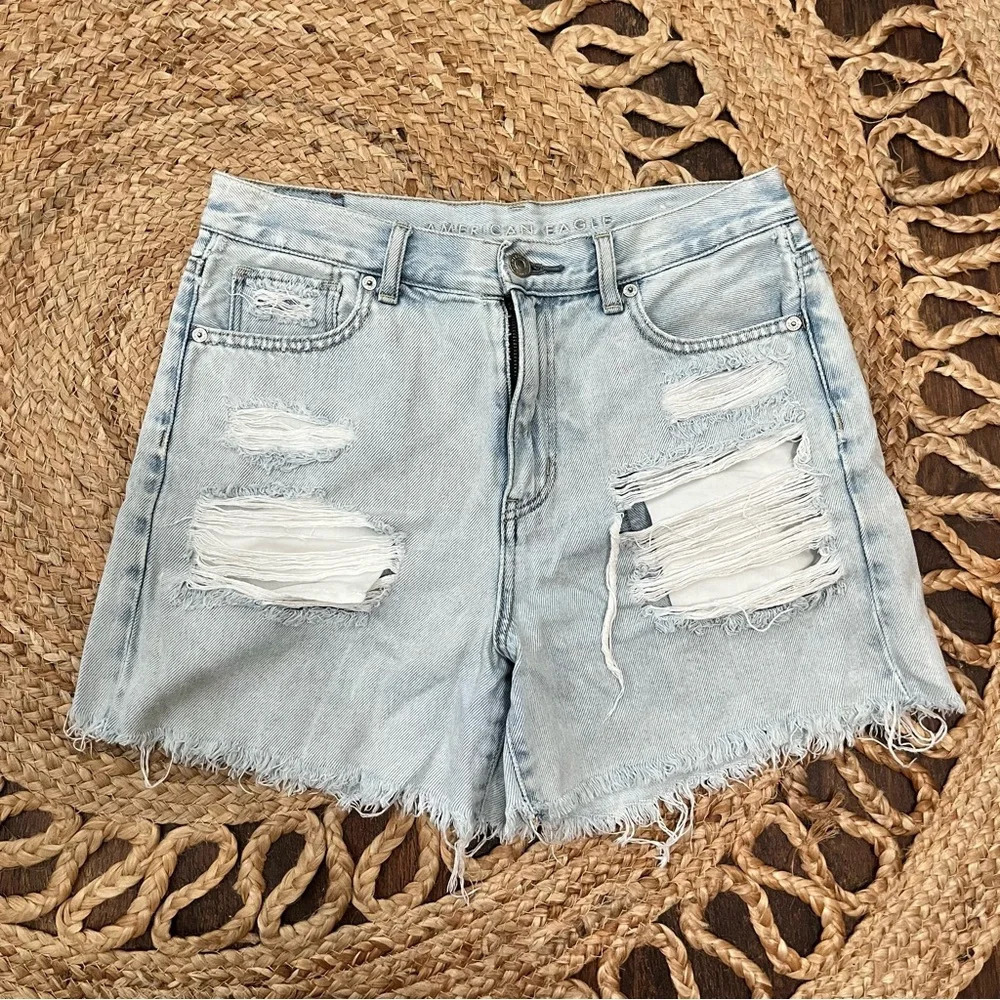 American Eagle Size 4 Mom Shorts Light Wash Thrashed Holes Pockets Denim Shorts